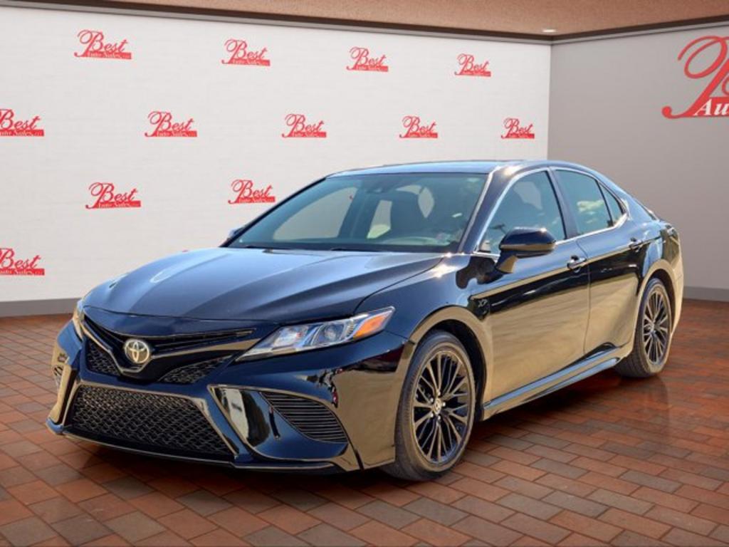 2019 Toyota Camry SE's photo
