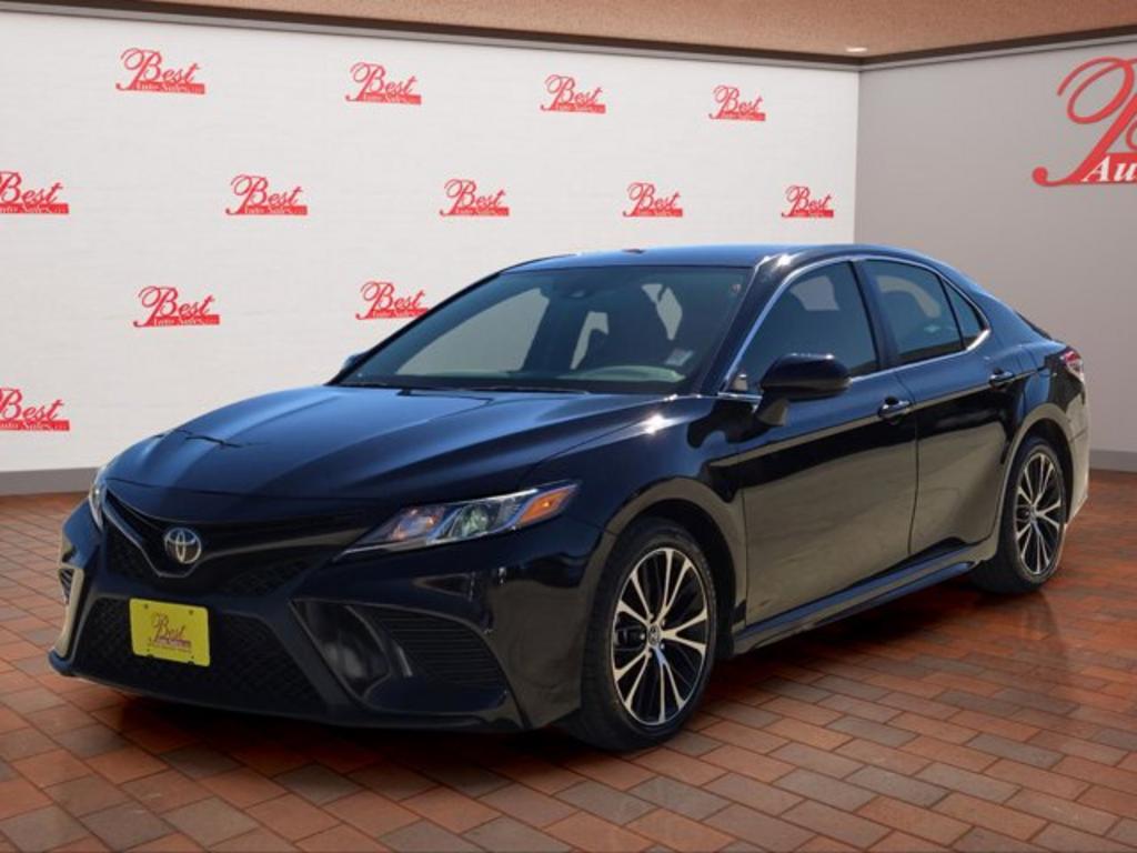 2020 Toyota Camry SE's photo